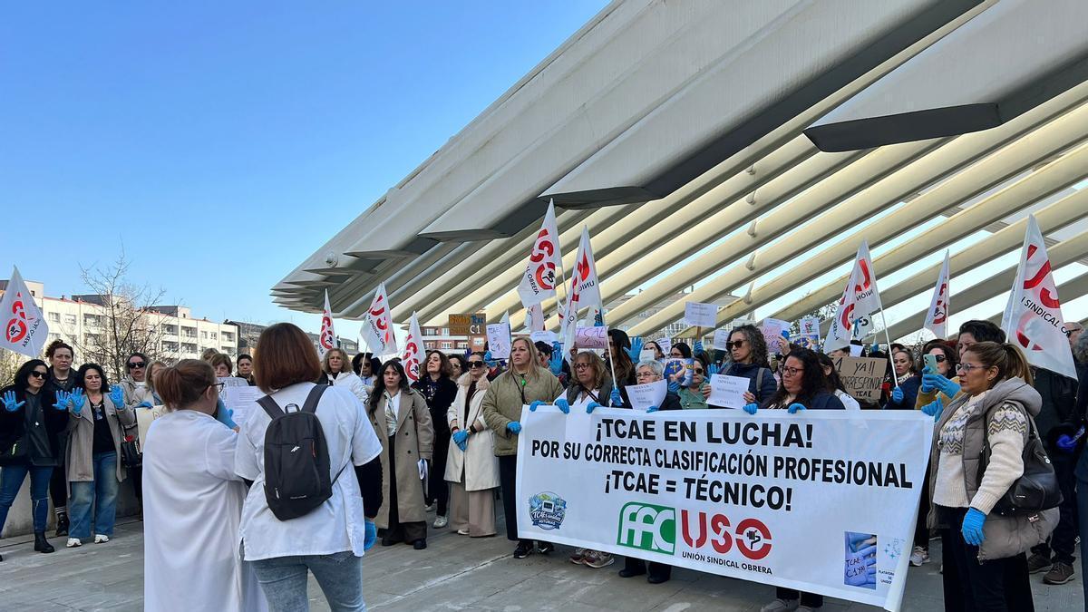 Las auxiliares de enfermería exigen la correcta reclasificación profesional: "No somos las chachas de las enfermeras"
