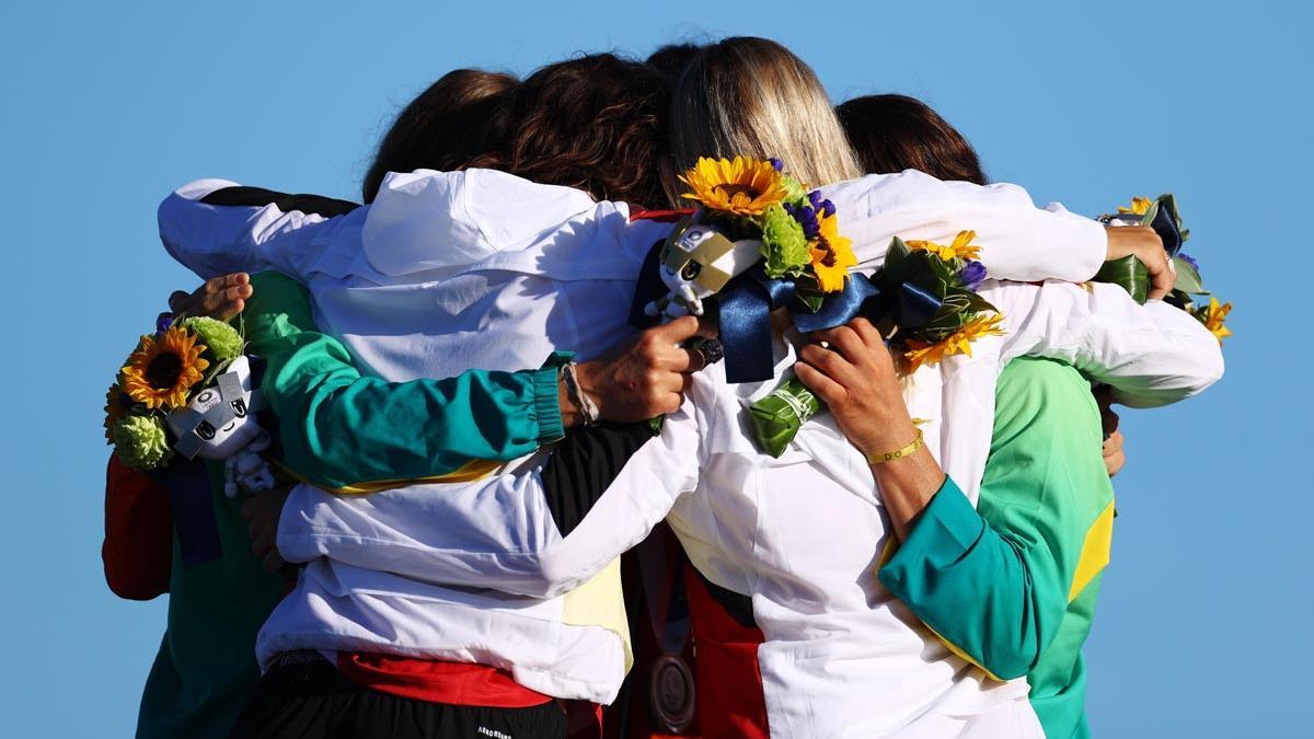 Mujeres deportistas deporte solidaridad triunfo victoria