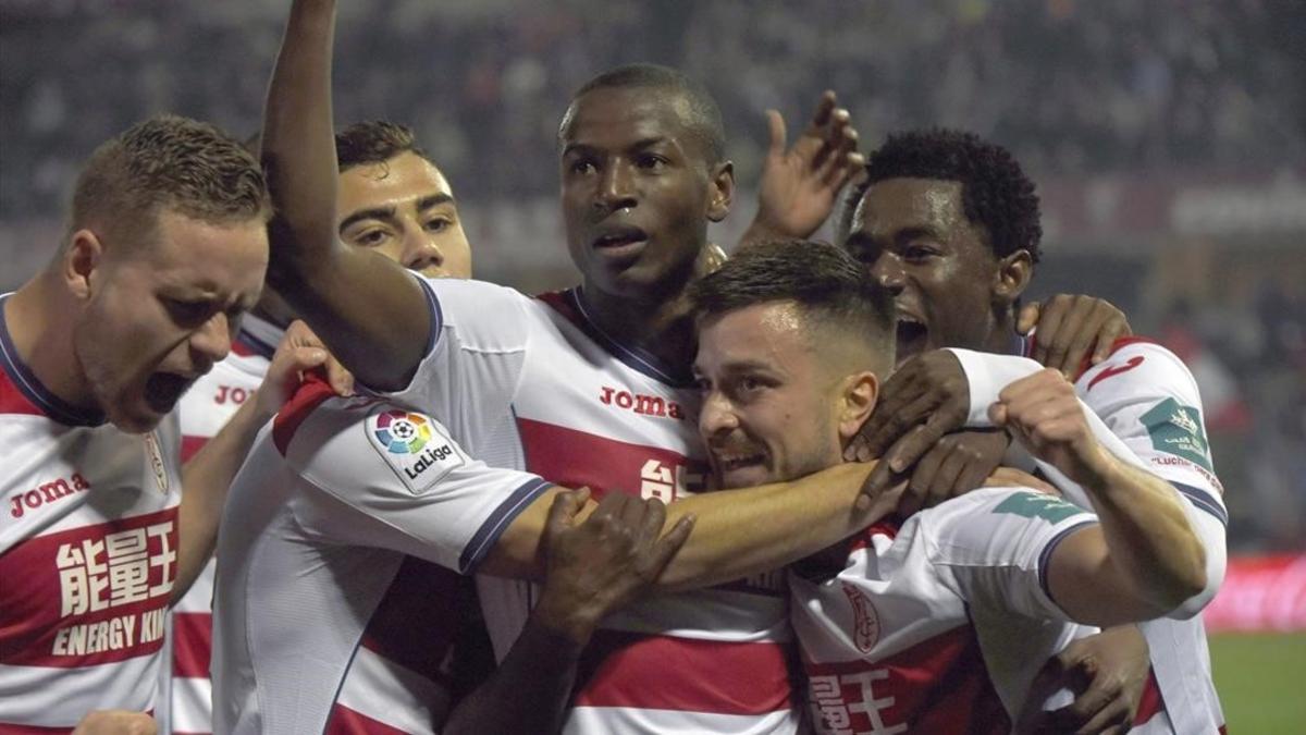 Igason (Islandia), Andreas Pereira (Brasil), Adrián Ramos (Colombia), Héctor (España) y Hongla (Camerún) se abrazan tras el segundo gol del Granada al Betis, el viernes.