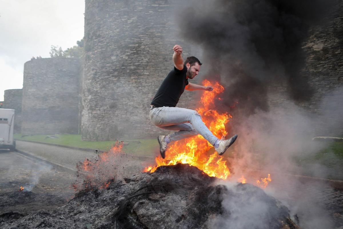 14/01/2026 Hoguera de manifestantes de la tractorada que rodea la Muralla de Lugo desde el pasado lunes, frente a la Delegación de la Xunta de Galicia en Lugo, a 14 de enero de 2026, en Lugo, Galicia (España). Los ganaderos y agricultores gallegos continúan en pie de guerra contra el acuerdo comercial de Mercosur y la Unión Europea. Continúan con la protesta desde el lunes, reuniendo en la ciudad hasta 140 tractores. Afiliados a Agromuralla y Gandeiros Galegos da Suprema mantienen un retén de manifestantes ante el edificio de la Xunta y más de medio centenar de tractores aparcados en la ronda de la Muralla. ECONOMIA Carlos Castro - Europa Press