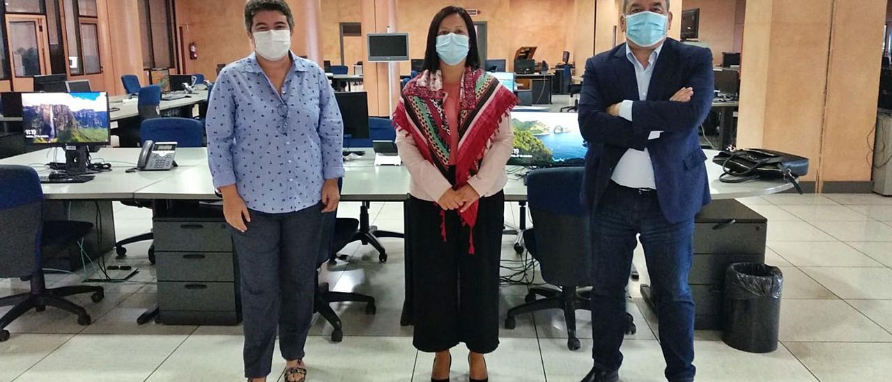 En el centro, ayer, la presidenta del ICHH, Teresa Gutiérrez, junto a la responsable de Promoción, Comunicación y Marketing, Elsa Brito, y Antonio Cacereño. | lp/dlp