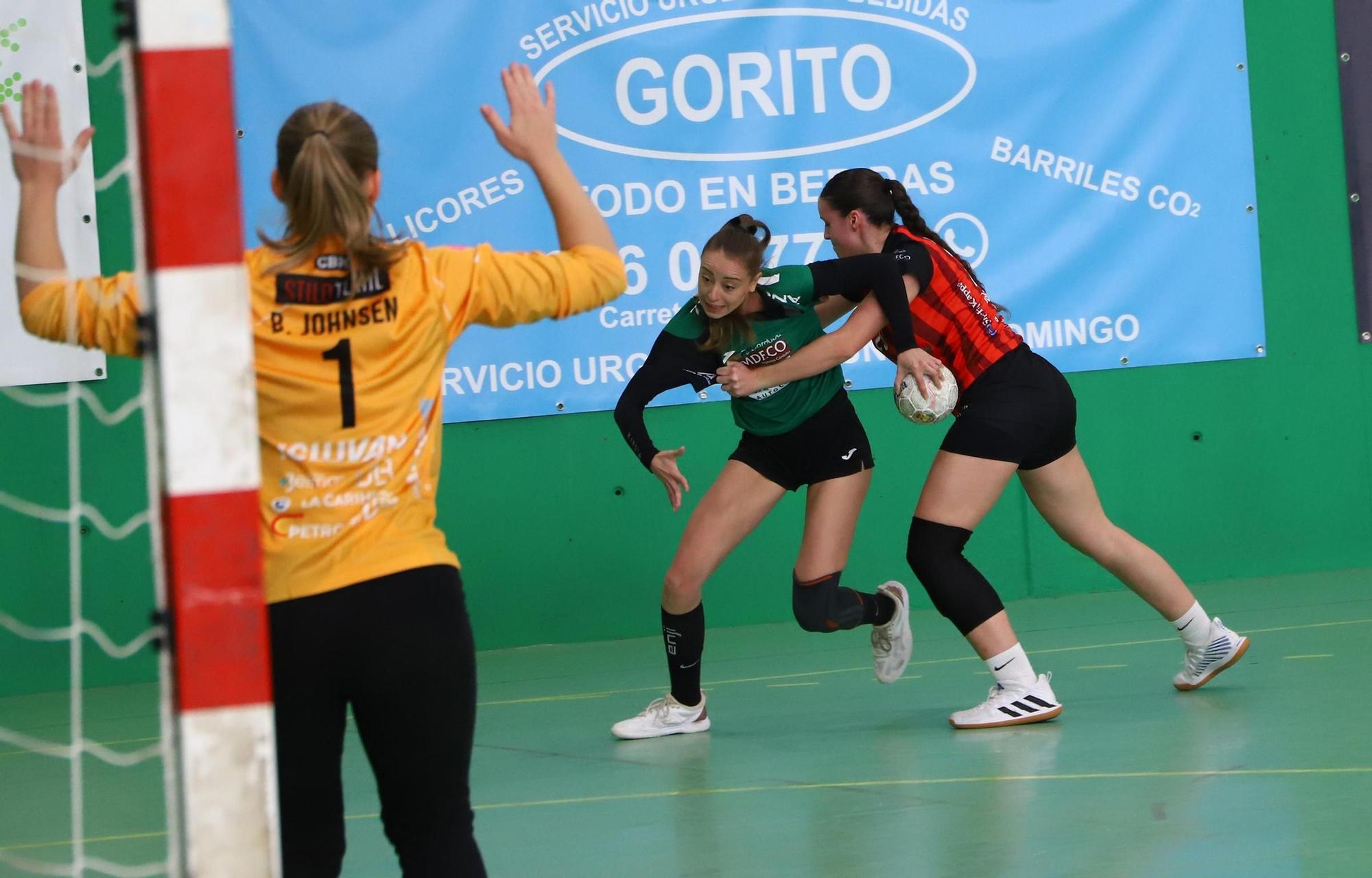 Adesal - Deza Cajasur : el derbi del balonmano femenino cordobés en imágenes