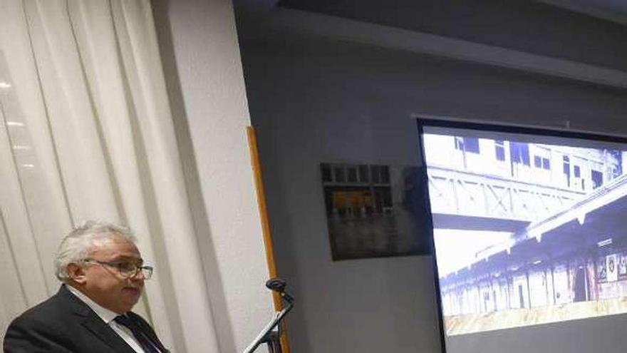 Ángel de la Fuente, ayer, durante su conferencia sobre los azulejos de la estación del Vasco.
