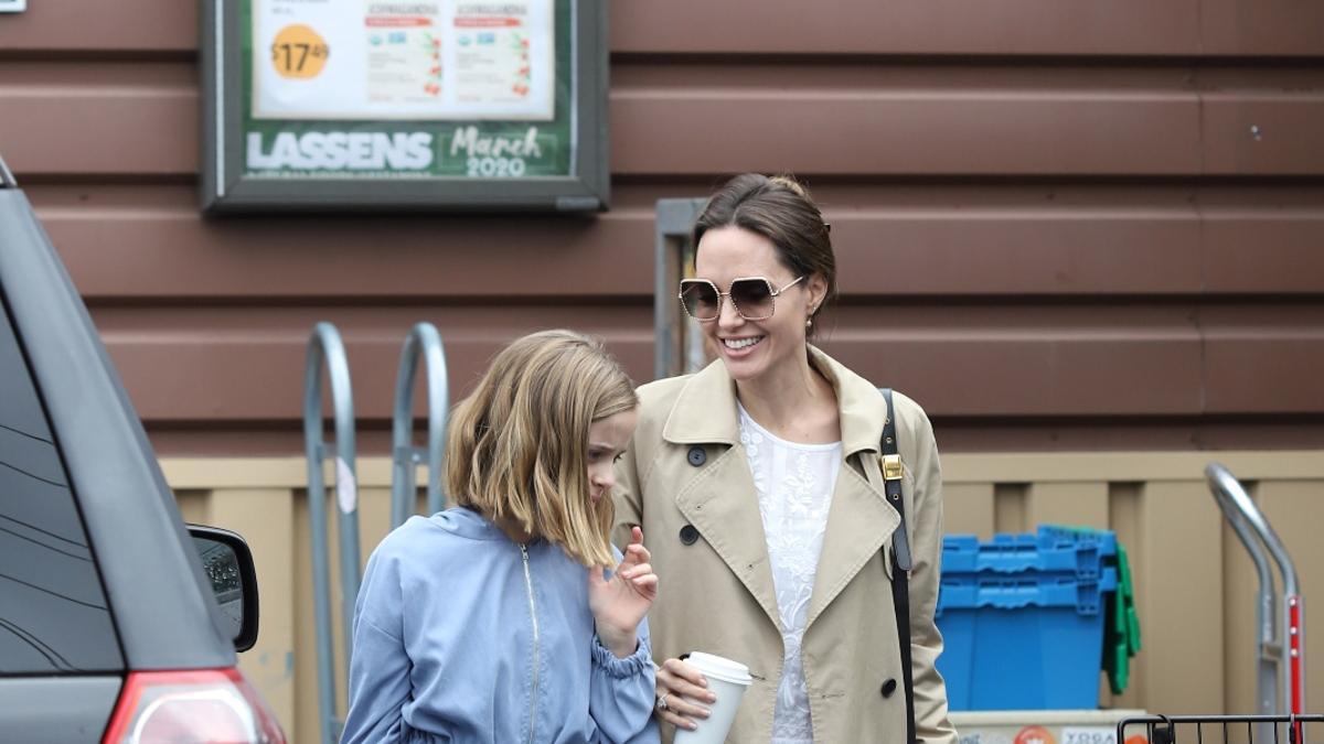 Angelina Jolie de compras con una de sus hijas