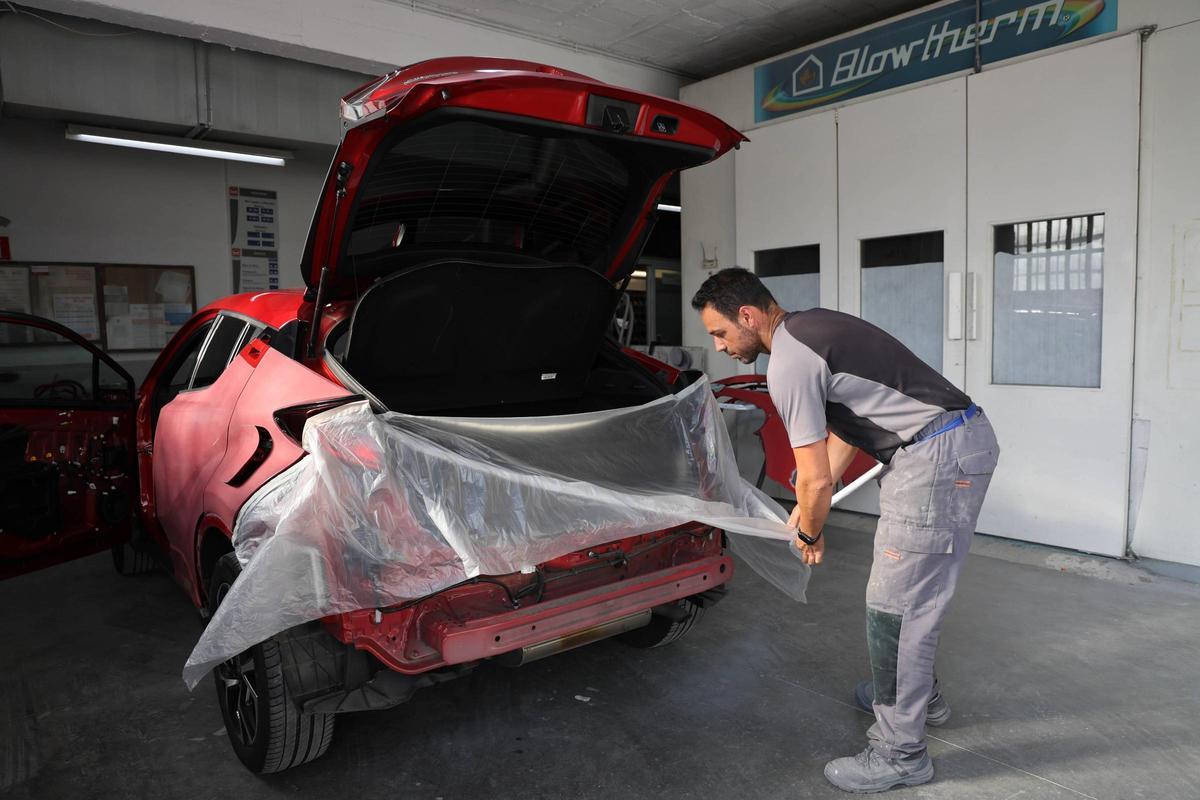Trabajos de reparación en el Taller Unidad, en Vigo.