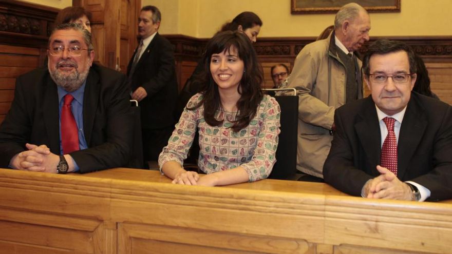 Paco Cubiella, primero por la derecha, el día de su toma del acto de concejal en el Ayuntamiento de Gijón, en 2013.