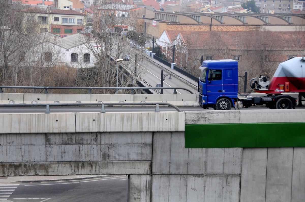 La C-55, en primer terme, i en segon pla el pont d'entrada a Sant Vicenç