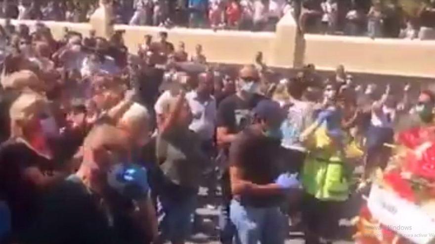 Polémico y multitudinario entierro en el sur de Tenerife