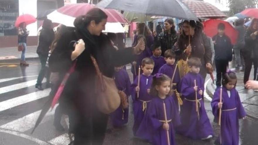 Las lluvias deslucen las primeras procesiones