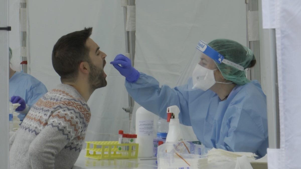 Sanitaria realizando una prueba de coronavirus.