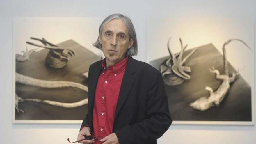 El artista Manuel Vilariño, en su exposición del MAC. / carlos pardellas