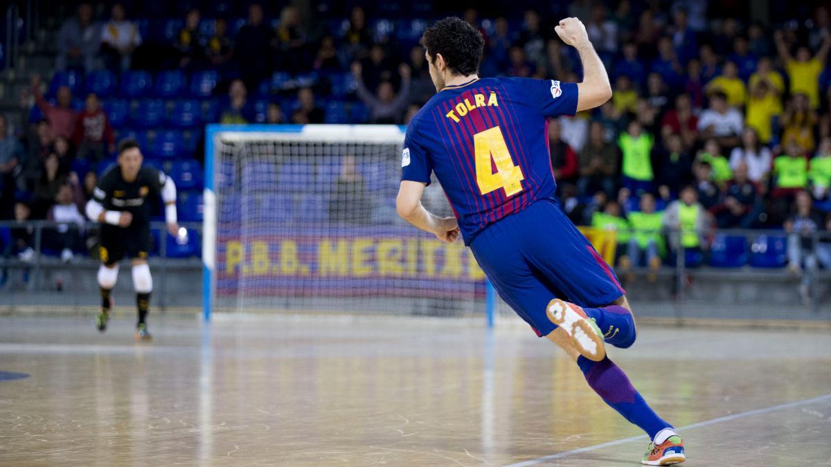 Marc Tolrà celebra un gol con el Barça de Andreu Plaza