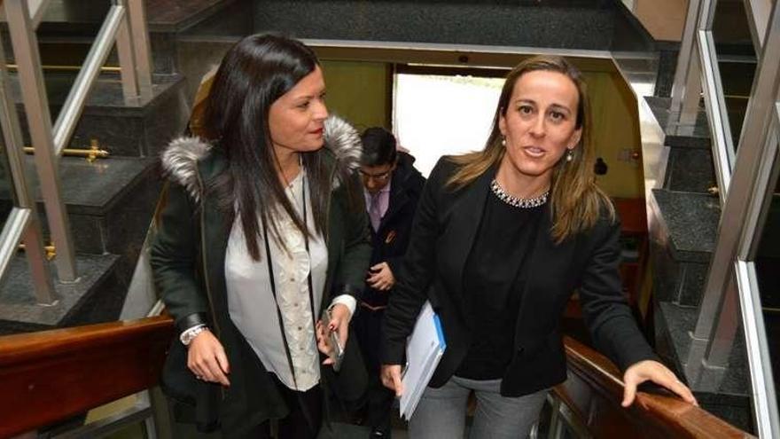 Nidia Arévalo y Ethel Vázquez en el Concello de Mos. // D. P.