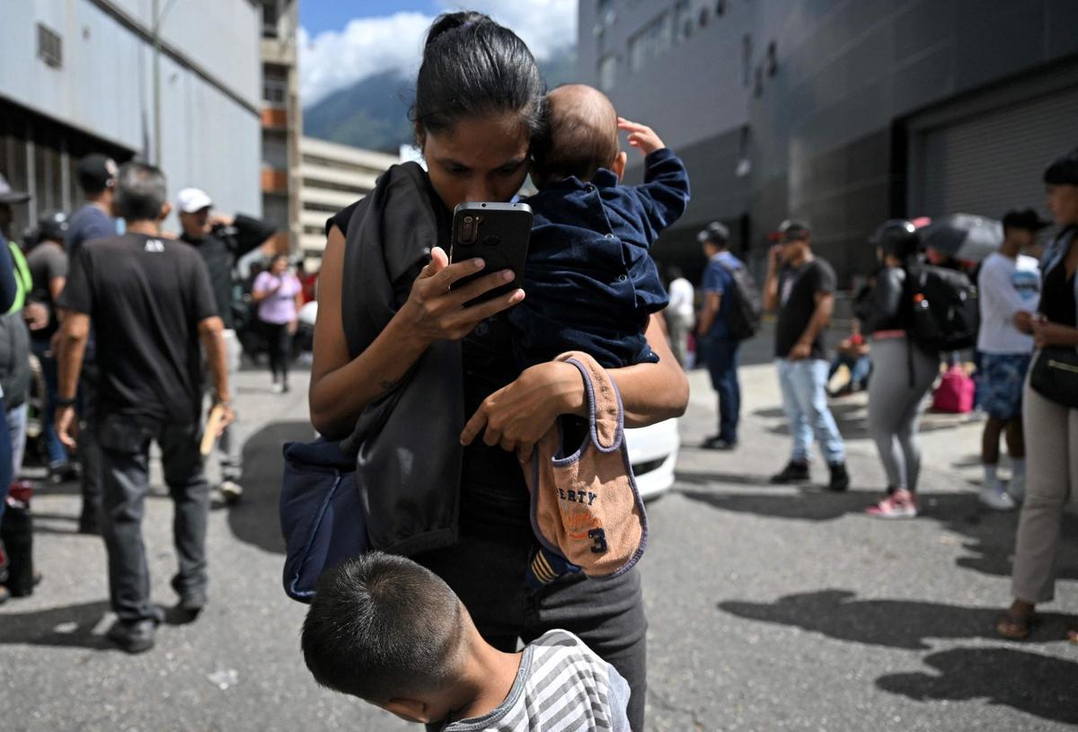 Familiares de personas detenidas durante las últimas protestas en Venezuela esperan noticias de la policía