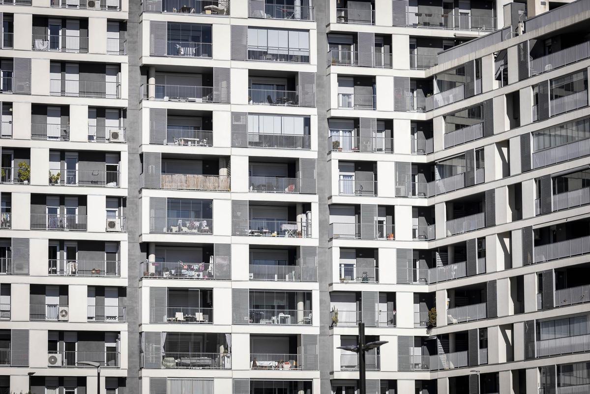 Terrazas en un bloque de viviendas de Zaragoza.