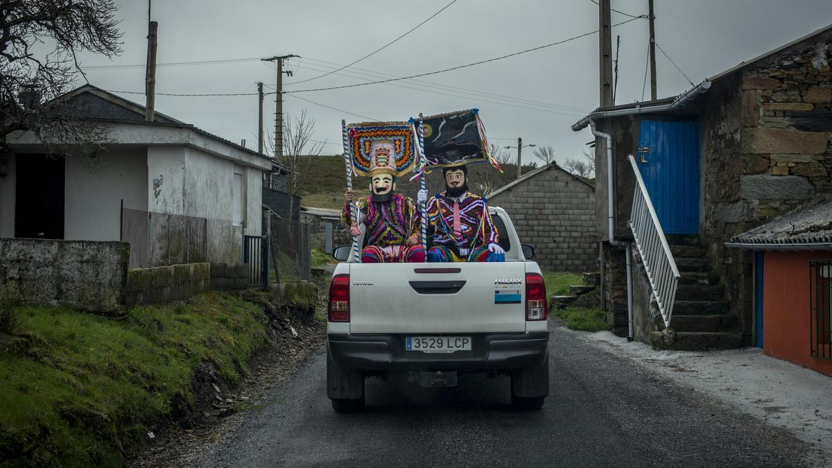 Dos boteiros, llegando a una aldea de Vilariño de Conso a bordo de un todoterreno. // BRAIS LORENZO