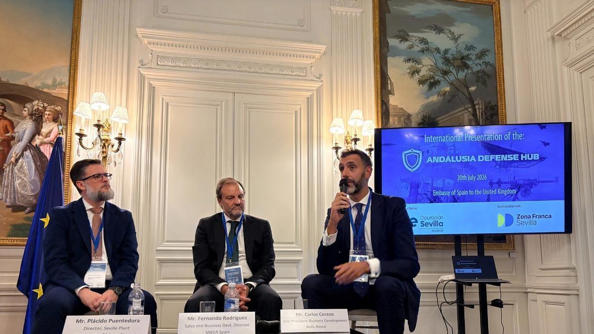 El director de Santa Bárbara Sistemas, Pácido Puentedura, el director de ventas y desarrollo de negocio de MBDA, Fernando Rodríguez y el presidente de desarrollo comercial de Rolls-Royce, Carlos Cerezo, durante el Farnborough International Airshow 2026.