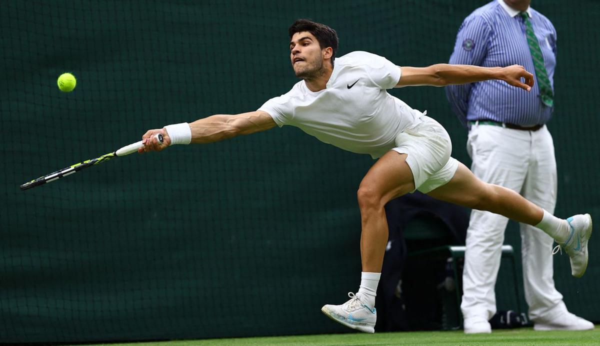 Alcaraz s’exhibeix per arribar a les semifinals de Wimbledon