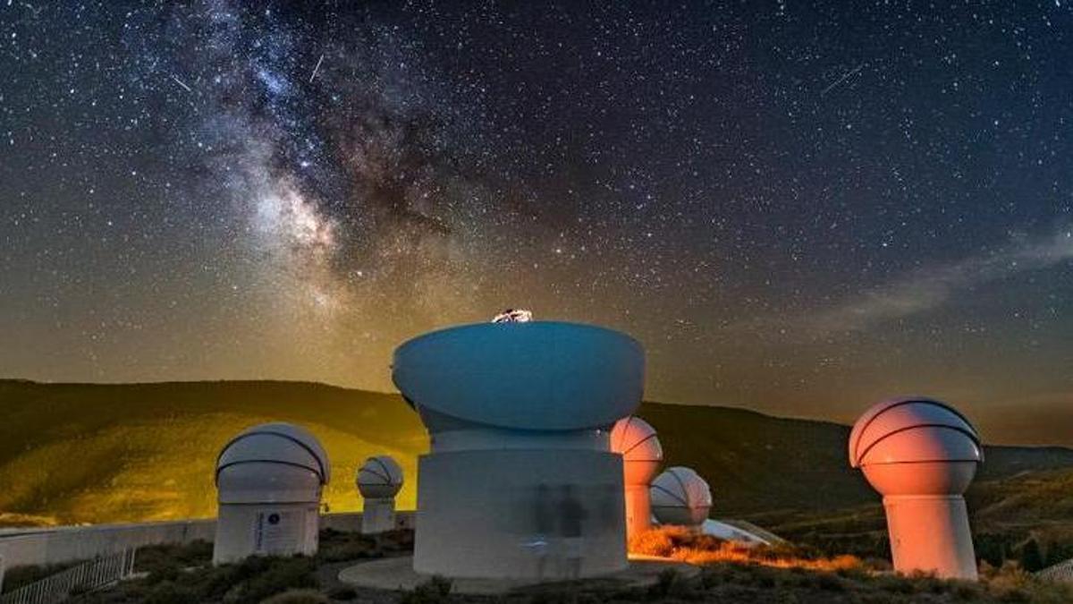 Las instalaciones ciéntificas y divulgativas en el pico del Buitre de Teruel.