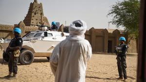 Archivo - Imagen de archivo de miembros de la Fuerza de Policía de las Naciones Unidas (UNPOL) en Malí que operan dentro de la MINUSMA brindan seguridad a una delegación durante una misión de trabajo en el centro de Tombuctú