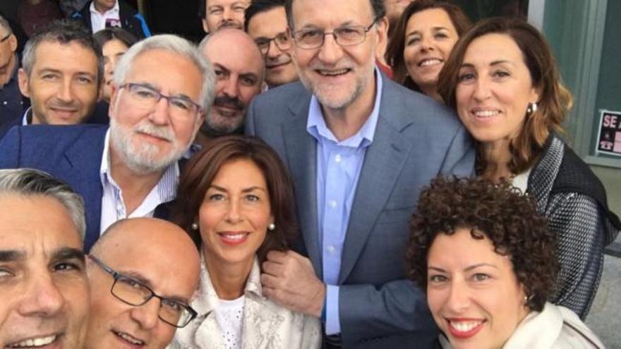 Elecciones en Galicia 2016 | Furor "selfie" en Avión con la llegada de Mariano Rajoy