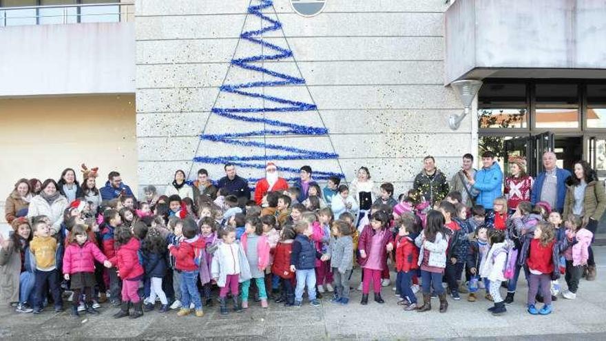 Los pequeños, con Papa Noel, docentes y el alcalde en el Concello.