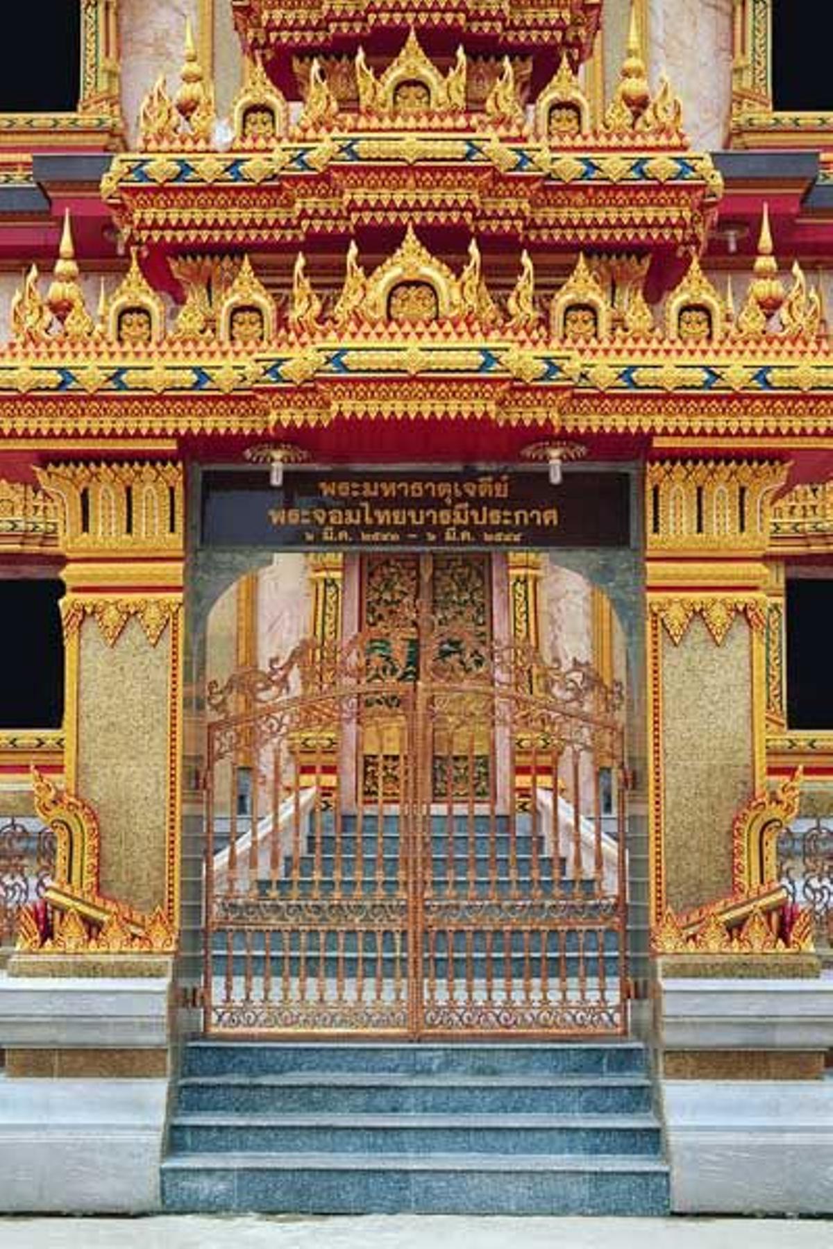 Puerta ornamentada de Wat Chalong.
