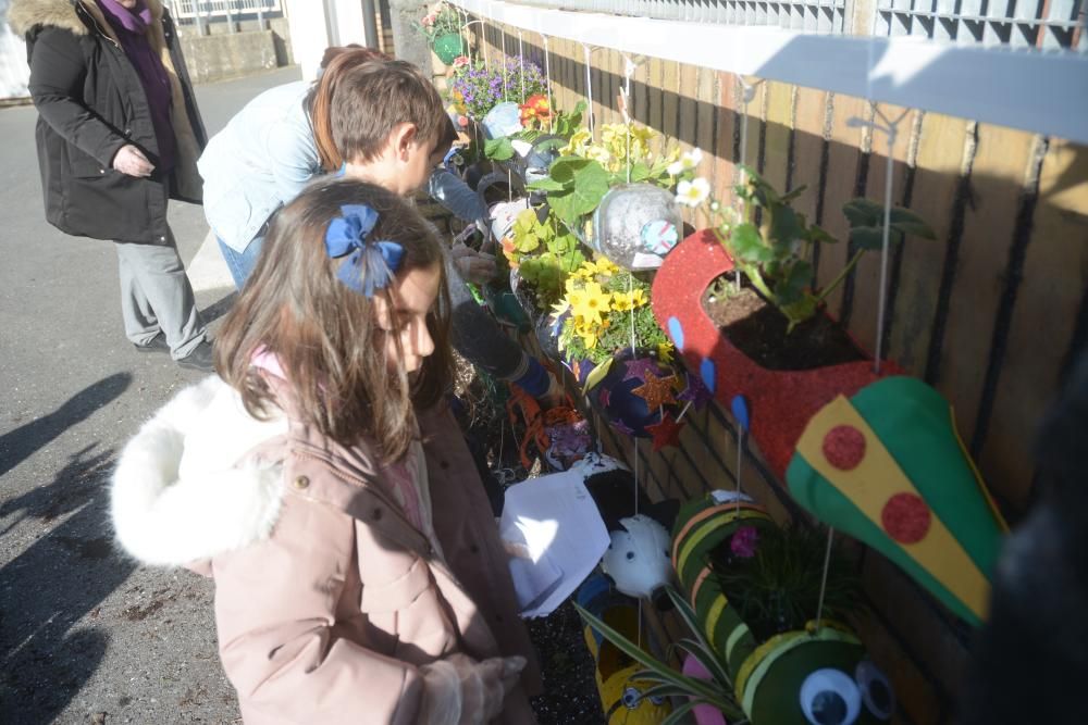 Un jardín con macetas recicladas