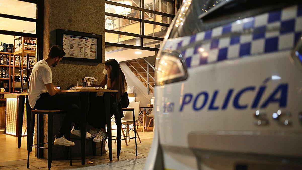 Una pareja cena en una terraza madrileña. | | E.D.