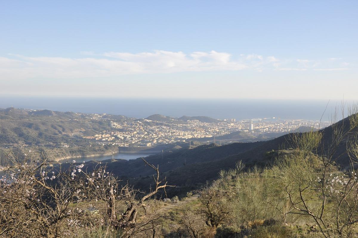 Vista de Málaga y el embalse del Limonero desde el cerro de la torre.