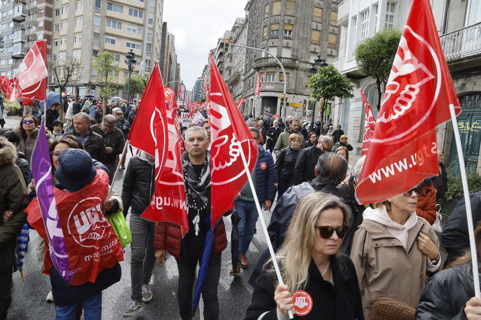 El Primero de Mayo resiste a la lluvia y marcha en Vigo por el pleno empleo