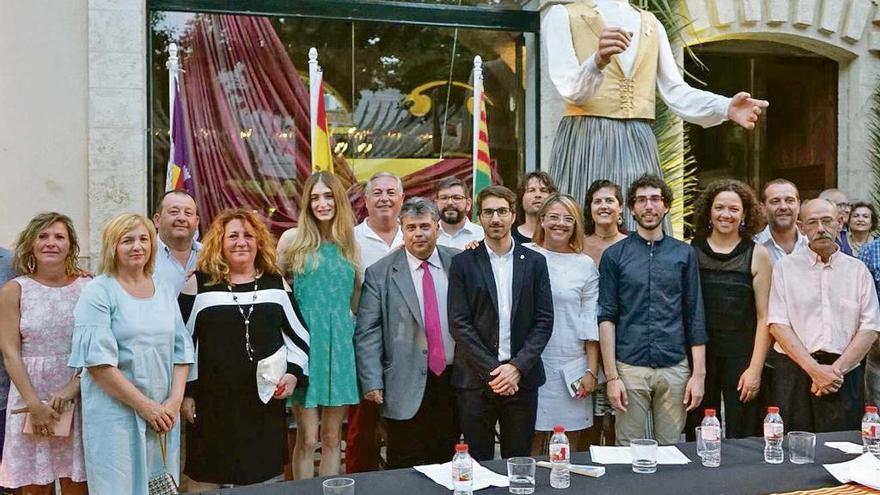 aLaura Gost y Antoni Celià, arropados por todo el consistorio tras el acto de homenaje a ambos.