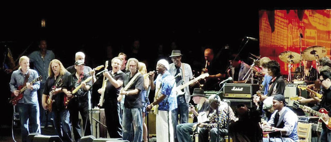 Final del festival Crossroads de 2010, cerca de Chicago. Sobre el escenario, Eric Clapton, B.B. King, Johnny Winter, Jimmie Vaughan, Buddy Guy, Ron Wood, Derek Trucks y Robert Randolph, entre otros.