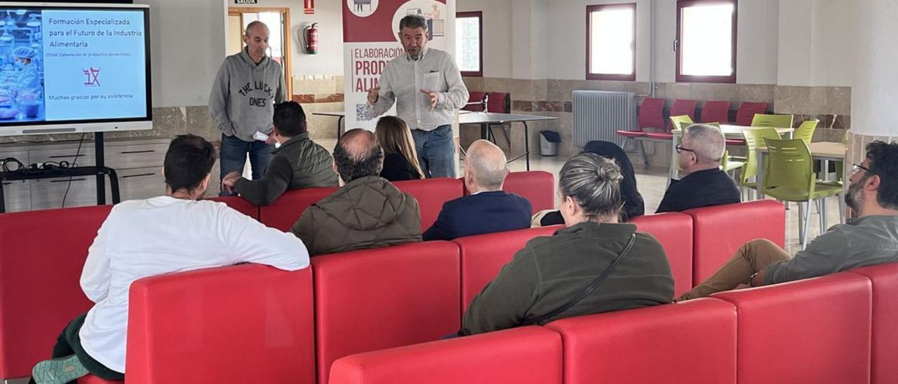 Representantes de empresas en la jornada de puertas abiertas del IES Alfonso IX. | Cedida