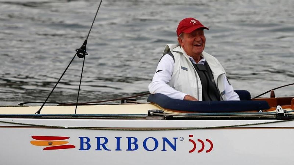 El rey Juan Carlos, en el 'Bribón' durante su regata en Sanxenxo (Pontevedra), el pasado 21 de mayo de 2022.