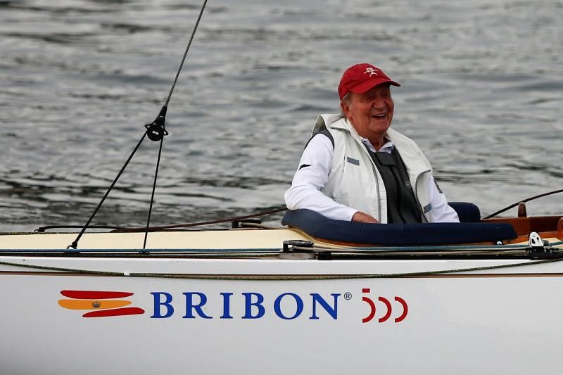 El rey Juan Carlos, en el 'Bribón' durante su regata en Sanxenxo (Pontevedra), el pasado 21 de mayo de 2022.