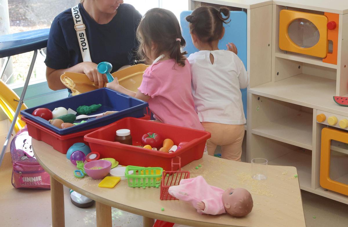 Niñas en la escola infantil pública de Santa María de Oza, en A Coruña.