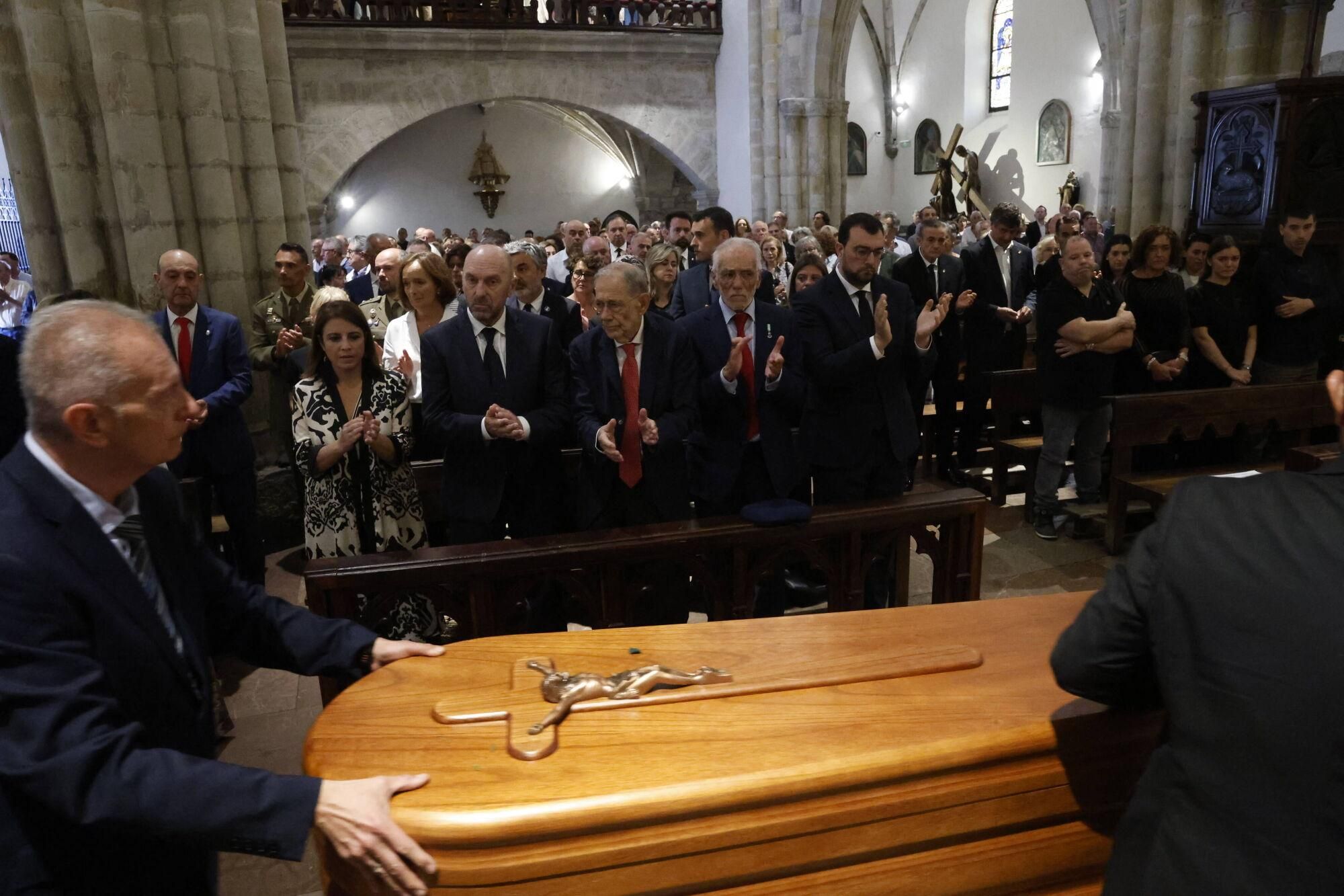Las imágenes del funeral de Antonio Trevín en la basílica de Llanes.