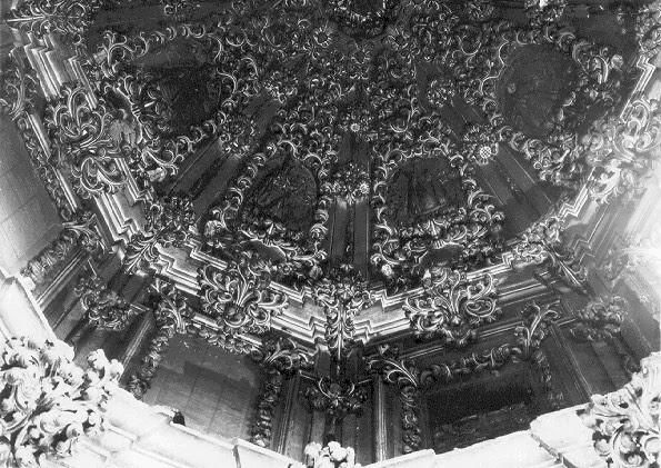 Fotografía de don Juan Temboury, en la que se aprecia abajo una cornisa, hoy desaparecida, que se incorporará.