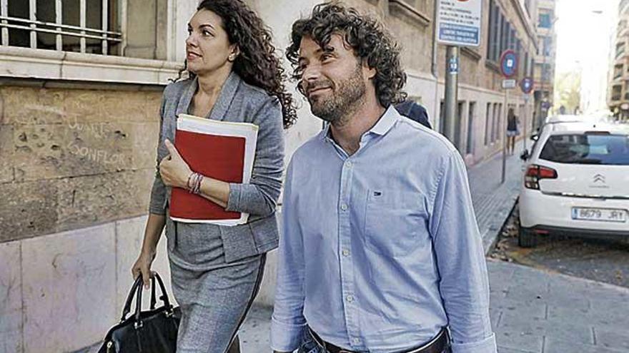 Jaume Garau y su abogada Carolina Ruiz.