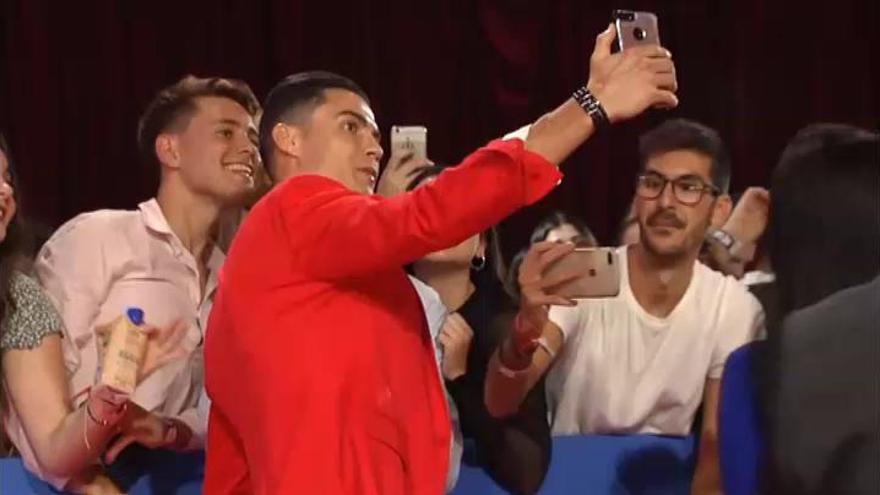 Cristiano Ronaldo deslumbra en la alfombra roja de los premios MTV