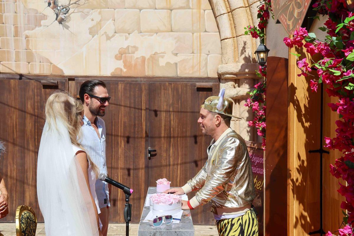 Heiraten am Ballermann: Ein Blick in Lorenz Büffels „Mega Chapel“ direkt am Megapark