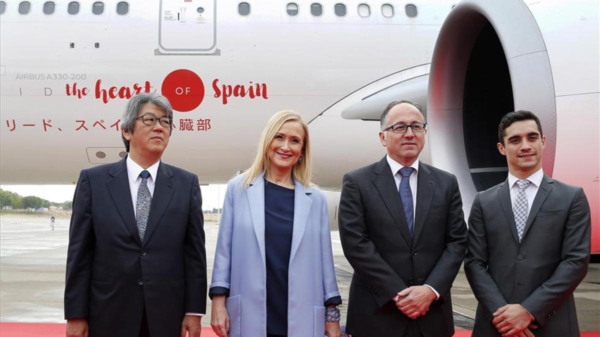 El embajador de Japón en España, Masashi Mizukami; la presidenta de la Comunidad de Madrid, Cristina Cifuentes; el presidente de Iberia, Luis Gallego, y el patinador Javier Fernández; durante la presentación de la nueva ruta de Iberia entre Madrid y