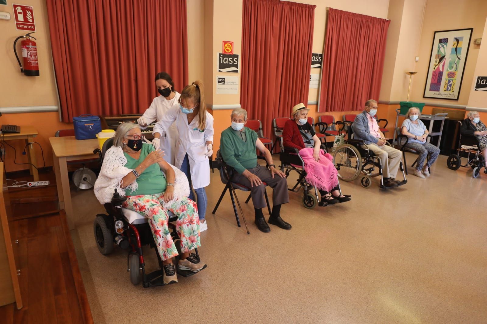 FOTOGALERÍA | Los mayores de la residencia Romareda reciben la tercera dosis de la vacuna