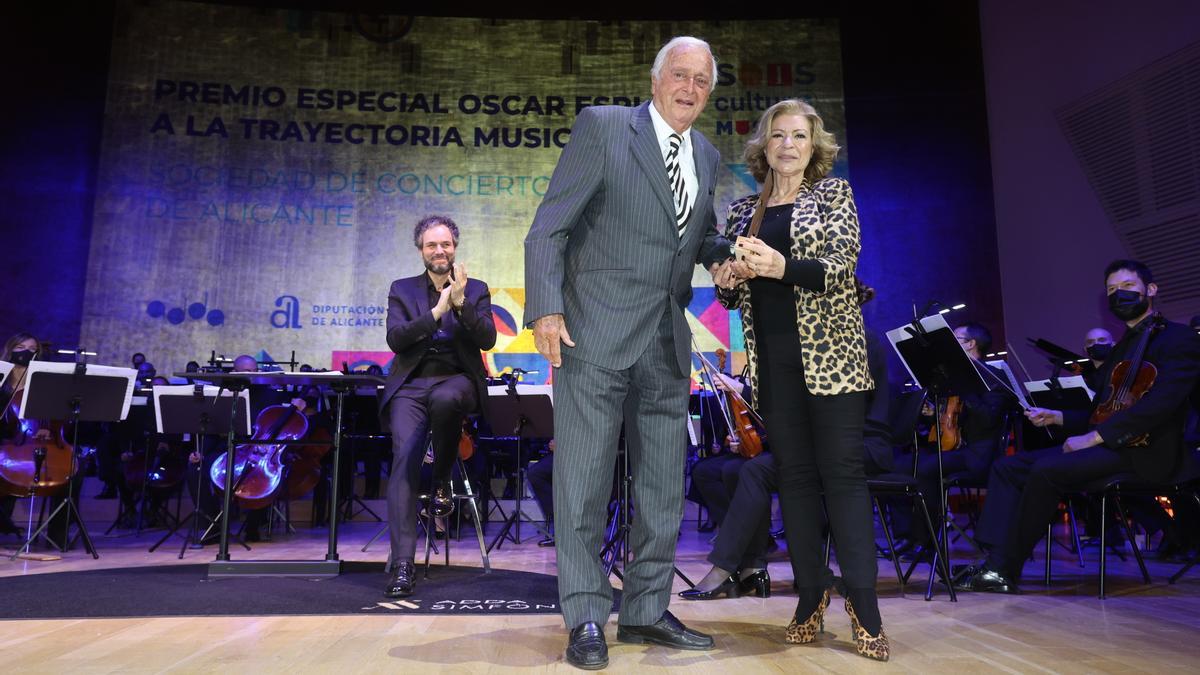 Rafael Beltrán, fundador de la Sociedad de Conciertos de Alicante, recoge el premio «Óscar Esplá» por parte de la diputada autonómica Rosa Menor.