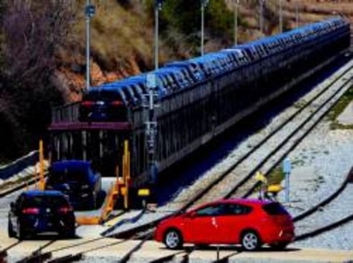 Carga de vehículos en un tren en las instalaciones de Seat en Martorell.