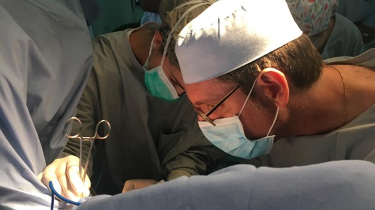 El doctor Pere Barri durant una reconstrucció de clitoris.