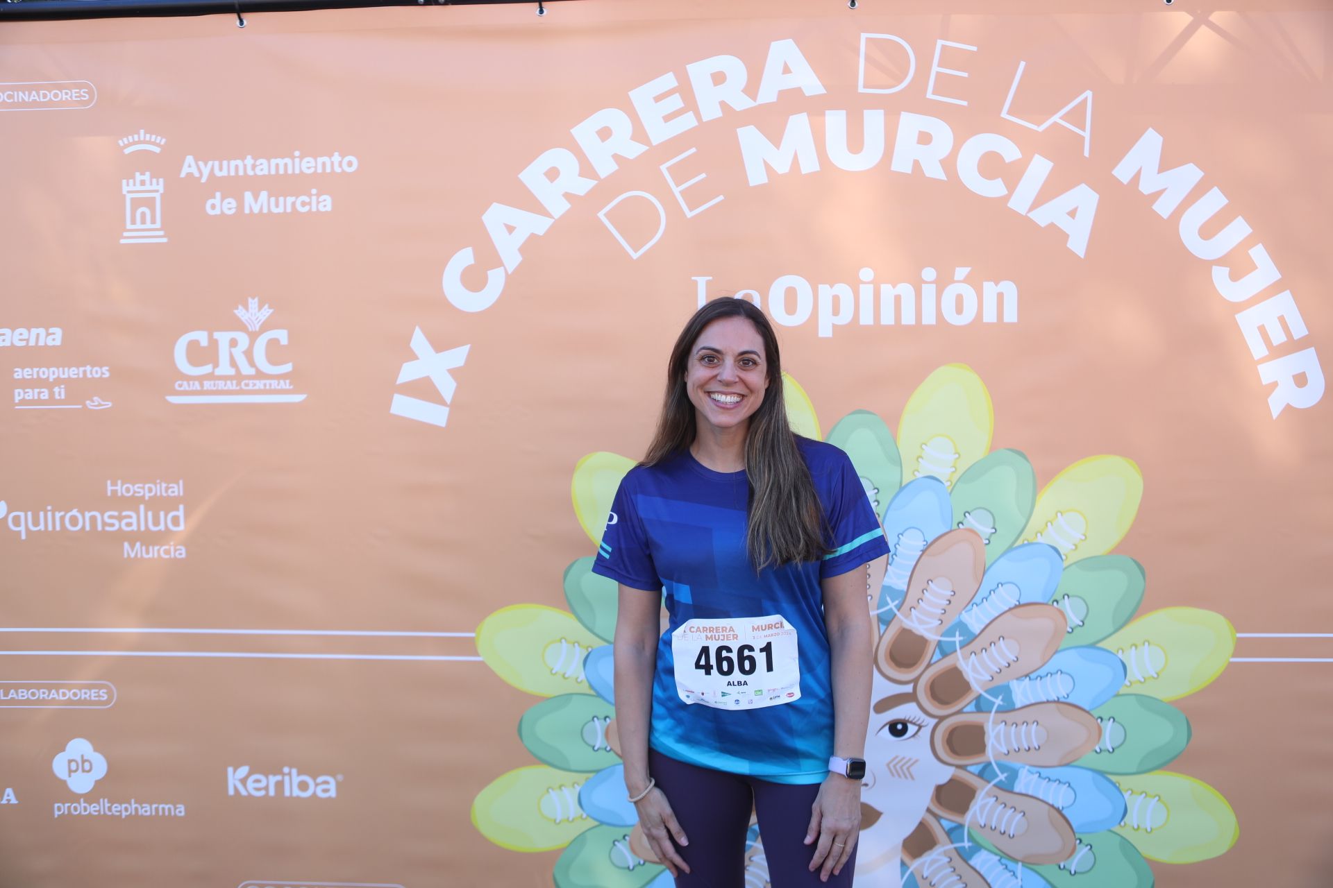 Las participantes posan en el photocall tras finalizar la Carrera de la mujer de Murcia