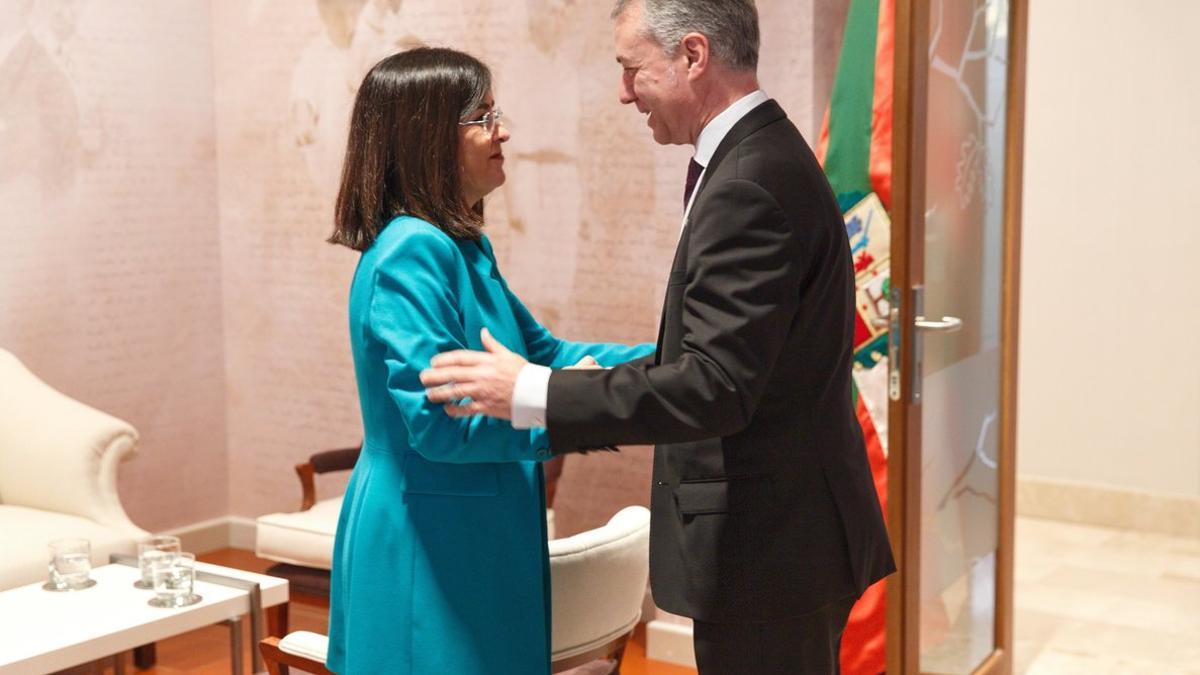 La ministra de Política Territorial, Carolina Darias, con el lendakari Íñigo Urkullu tras una reunión