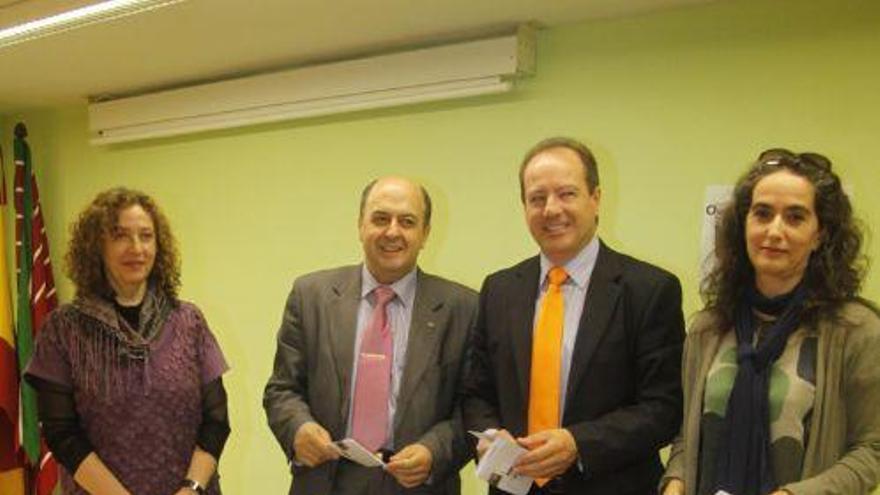 Victorio Lobo y Carmen Fernández (derecha) en la presentación de las jornadas.